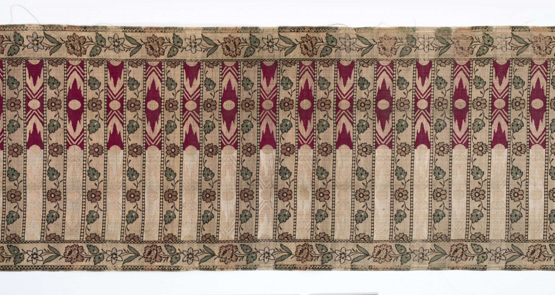 Pas kontuszowy czterostronny
Ornament: 
głowy - dwa motywy krzaczków kwiatowych wyrastających z liściastej rozety
środek - poprzeczne pólka na przemian z motywami wici kwiatowej i wydłużonych rombów z szelążkami
obrzeżenia - pionowe z motywami gałązek z kawiatami i liśćmi; poziome - motywy wici kwiatowej jak w pólkach
obwódki - w szachownicę, romby i groszki
Koloryt:
pr. - tło słomkowe, ornament różowy, biały, zielony, błękitny, jaznobrązowy
l. - tło czarne, jedynie w pólkach z rombamiw połowie błękitne, w połowie oliwkowozłote, ornament słomkowy
W narożnikach głów wytkana sygnatura: F/S (leżące)
Frędzla doszyta jedwabna, pleciona z nici kremowych z dodatkiem czarnych
