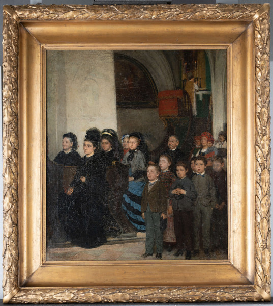 Obraz przedstawia scenę religijną w mrocznym wnętrzu kościelnym. Pierwszy plan wypełniony przez grupę modlących się wiernych, zwróconych w lewo, w stronę ołtarza głównego. Wszystkie osoby w statycznych pozach, w modlitewnym skupieniu i zadumie. Z przodu, po prawej stronie grupka małych chłopców ubranych w ciemne ubrania. Za nimi starszy mężczyzna, w głębi kilkoro wieśniaków w strojach krakowskich. W bocznej kaplicy, przy ołtarzu postać modlącego się, odwróconego plecami kapłana w białej szacie. Po lewej stronie, na tle wielkiego filara siedzą w ławkach kobiety w różnym wieku, w zastygłych pozach, z lekko pochylonymi głowami. Wszystkie ubrane w ciemne suknie: czarne, szare, z czarnymi woalami, welonami na głowach. Obraz utrzymany w szaro-brązowej tonacji barwnej z nielicznymi akcentami czerwieni, błękitu, bieli. 