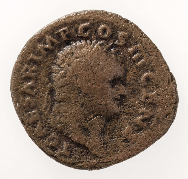 AV. Głowa cesarza Tytusa w wieńcu laurowym w profilu w prawo. W otoku napis:
T CAESAR IMP COS III CENS

RV. Idąca w lewo Spes, trzymająca kwiat w prawej dłoni podniesionej na wysokości barku. Lewą dłonią podtrzymuje suknię. Postać rozdziela litery: S  -  C
