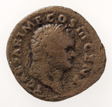 AV. Głowa cesarza Tytusa w wieńcu laurowym w profilu w prawo. W otoku napis:
T CAESAR IMP COS III CENS

RV. Idąca w lewo Spes, trzymająca kwiat w prawej dłoni podniesionej na wysokości barku. Lewą dłonią podtrzymuje suknię. Postać rozdziela litery: S  -  C
