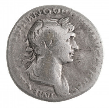 Av. Popiersie cesarza w prawo, drapowane. W otoku, od lewej: IMP CAES [NER] TRAIANO OPTIMO AVG GER DAC
Rw. Virtus stojący w prawo, trzymający włócznię w prawej i parazonium w lewej dłoni. W otoku, od lewej: [P M T]R P COS VI P P S P [Q R]
