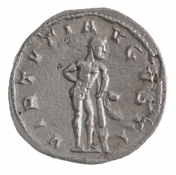 Av.: Popiersie cesarza w koronie promienistej w prawo. W otoku: IMP GORDIANVS PIVS FEL AVG

Rv.: Nagi Herkules stojący w prawo, lewą ręką wsparty na biodrze a prawą na maczudze opartej na skale. W otoku: VIRTVTI AVGVSTI
