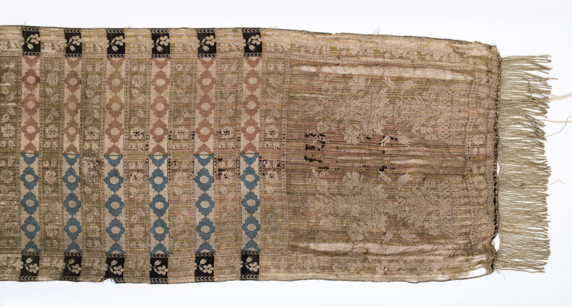 Pas kontuszowy jedwabny, czterostronny
Ornament:
Głowy:dwa  motywy bukietów  w stylizowanych wazonach  o wywiniętych na zewnątrz brzegach.Wazon ustawiony na kratownicy z wisiorami. 
Wciąż: pólka z motywem gałazek kwiatowych i w szelążki- na przemian.
Obrzeżenie:  drobny wzór gałązki kwiatowej
Frędzla jedwabna 
Sygnowany w dolnych rogach F
                                           S 