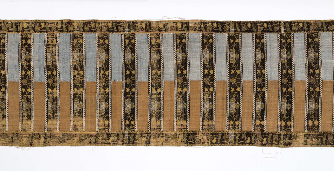 Pas kontuszowy czterostronny.
Ornament:
głowy- dwa motywy ukwiecinych łodyg umieszczonych w wazonach przypominajacych palmety- stylizowane , silna geometryzacja motywów. 
wciąż pasa- poprzeczne pólka z motywem wici kwiatowej i rzuty rozetek, na przemian
obrzeżenia- pionowe z motywem zgeometryzowanej wici kwiatowej poziome- jak w  pólkach 
kolor:pr. -  tło głów i pólek z wicią i obrzeżeń  żółte gładkie pólka w połowie różowe  w połowie różowe, wić brązowa kwiaty niebieskie, łososiowe i żółte
l. tło brązowe wzór słomkowy
Frendzla doszyta słomkowa.
