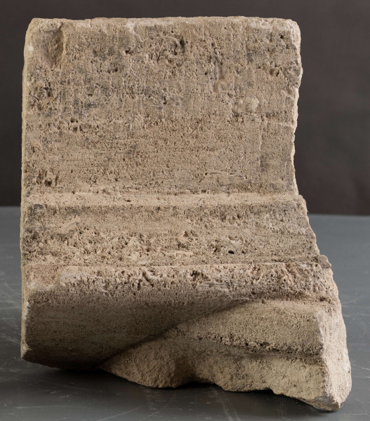 W zachowanym relikcie renesansowego obramienia okiennego można dostrzec formy wskazujące na wysokiej klasy warsztat kamieniarski, powiązany stylistycznie z produkcją warsztatów krakowskich.