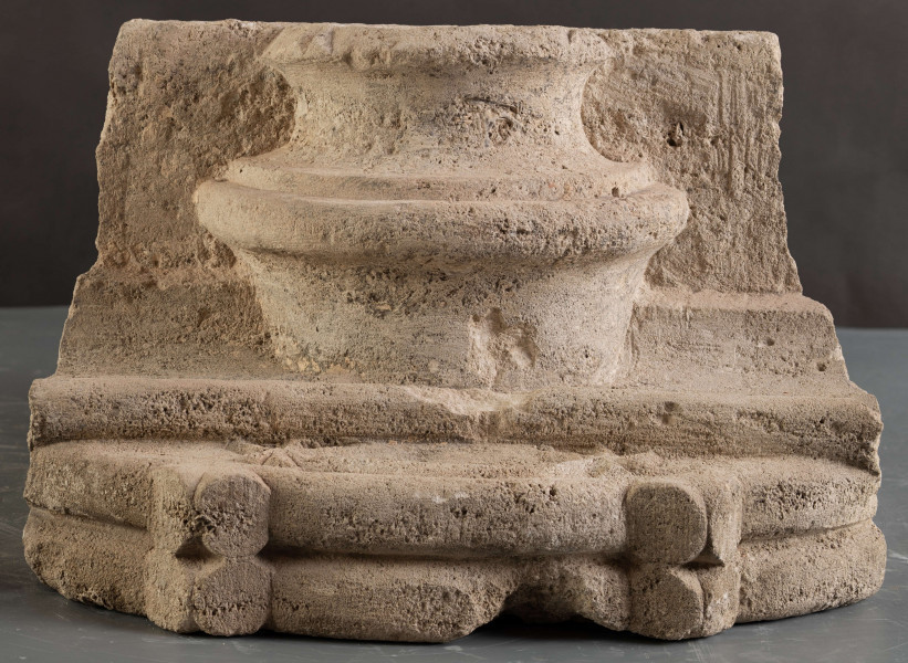 W zachowanym relikcie renesansowego obramienia okiennego można dostrzec formy wskazujące na wysokiej klasy warsztat kamieniarski, powiązany stylistycznie z produkcją warsztatów krakowskich.