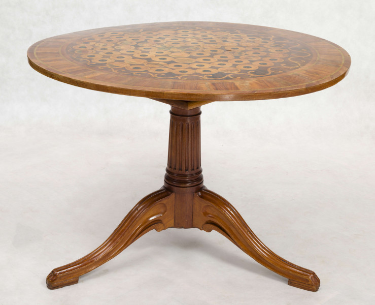 Blat stołu okrągły, uchylny, wsparty na profilowanym trzonie przechodzącym w  trzy esowate podporyz litego mahoniu . Na płycie  wielobarwna inkrustacja  z różych gatunków drewna częściowo barwionego i macicy perłowej: 76 pól okrągłych ułożonych spiralnie, w nich rozmaite przedstawienia (gęś, kostka do gry, filiżanka ze spodkiem, architektura, fragmenty parku, fontanna). W centrum płyty siedząca postać kobieca, półnaga, spowita zieloną tkaniną, trzymającą w prawej ręce uskrzydloną kulę (?), stanowiącą końcowy punkt gry.