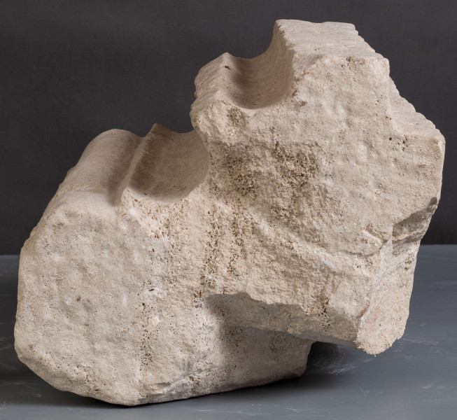   Fragment kamieniarki architektonicznej, ościeża profilowane złożone z półwałków. 