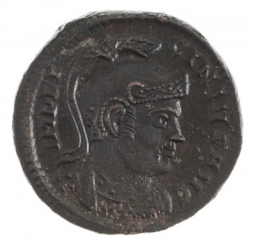N/11398/ML - Av.: Popiersie cesarza w kirysie i hełmie w prawo. W otoku: IMP LICINIVS AVG

Rv.: Sztandar z treścią VOT / XX. U dołu, po obu stronach drzewca skrępowani jeńcy. W otoku: VIRTVS EXERCIT; u dołu oznaczenie mennicze: T T
