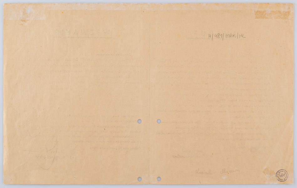 Wezwanie do zdawania broni i amunicji przez ludnosć cywilną, natychmiastowego otwarcia sklepów, zwrotu zagrabionych przedmiotów, obniżki cen do poziomu z dnia 1 sierpnia 1939 r. i podporządkowania się zarządzeniom policji oraz wykonywania prac obowiązkowych. Afisz drukowany na bezowym papierze. Tekst dwujęzyczny (po niemiecku i po polsku). Podpisał Starosta Strossenreuther.
