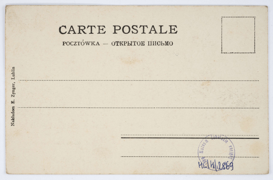 Pocztówka barwna z widokiem pierzei kamienic po parzystej stronie zabudowań przy ul. Krakowskie Przedmieście w Lublinie. 
AWRES: Widok w kierunku Starego Miasta na wysokości pl. Litewskiego. Ujęcie w poziomie. Kadr ustawiony na jedną stronę ulicy. Po prawej przylegające do siebie zabudowania dwu- lub trzykondygnacyjne. Na drugim z prawej budynku szyld z napisem „Fotografia”. Dalej widoczna fasada kościoła Kapucynów. W głębi gęsta zabudowa. Ulica brukowana. Na chodnikach przechodnie. U dołu cieniowana fotografia przechodzi w pas białego pola z nadrukiem w kolorze czarnym. Napisy informacyjne różnym krojem czcionki. Zdjęcie utrzymane w tonacji brązowej. 

REWERS: REWERS: Czarna linatura. Wyznaczone pole na adres i korespondencje oraz znaczek pocztowy. Nadruk z informacją o nakładcy w kolorze czarnym wzdłuż lewej krawędzi. Napisy w języku polskim, rosyjskim i francuskim. Brak korespondencji oraz śladów obiegu pocztowego.

