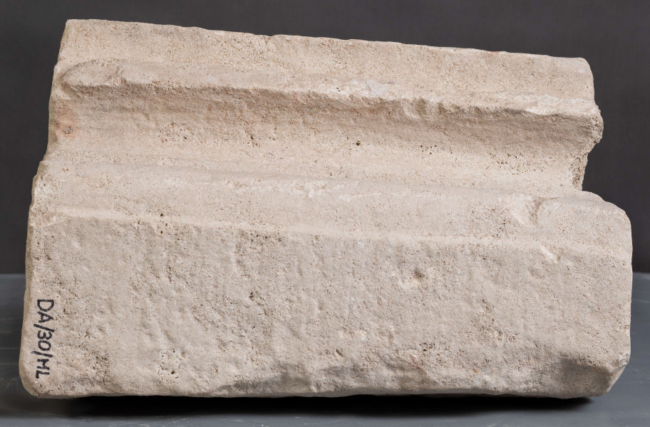   Fragment kamieniarki architektonicznej, ościeża profilowane złożone z półwałków. 