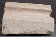   Fragment kamieniarki architektonicznej, ościeża profilowane złożone z półwałków. 