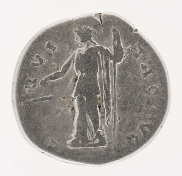 AV. Głowa cesarza w profilu w prawo, z brodą. W otoku napis:
HADRIANVS - AVG COS III PP

RV. Stojąca w lewo Aequitas, w rękach waga i długie berło. W otoku napis:
[AE]QVI - TAS AVG