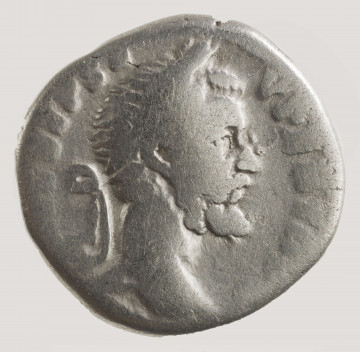 AV. Głowa cesarza w wieńcu laurowym w profilu w prawo. W otoku napis:
[IMP CAE? L] SEP SE - V PERT A[VG]

RV. Lecąca Wiktoria w lewo. W rękach: gałązka palmowa i wieniec - tu zatarty. W otoku napis: [VICT AVG] T – RP CO[S]