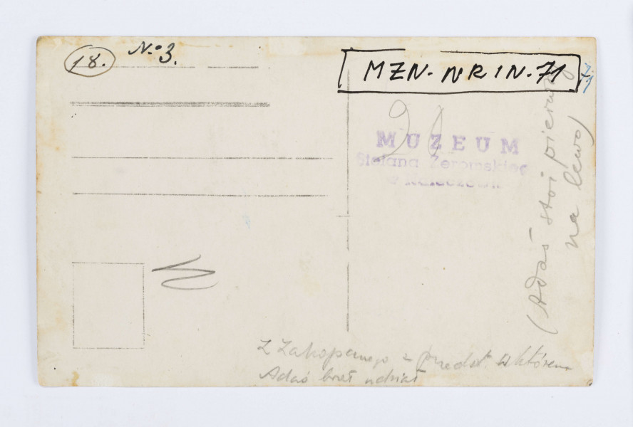 Fotografia przedstawia Adama Żeromskiego w grupie teatralnej w kostiumach historycznych. Zdjęcie wykonano po przedstawieniu.