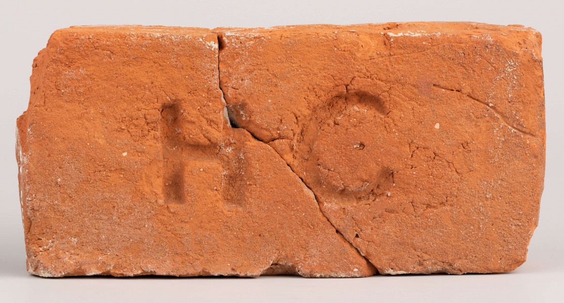 Cegła z lubelskiej cegielni Henryka [wł. Herszyca] Cygelmana sygnowana 