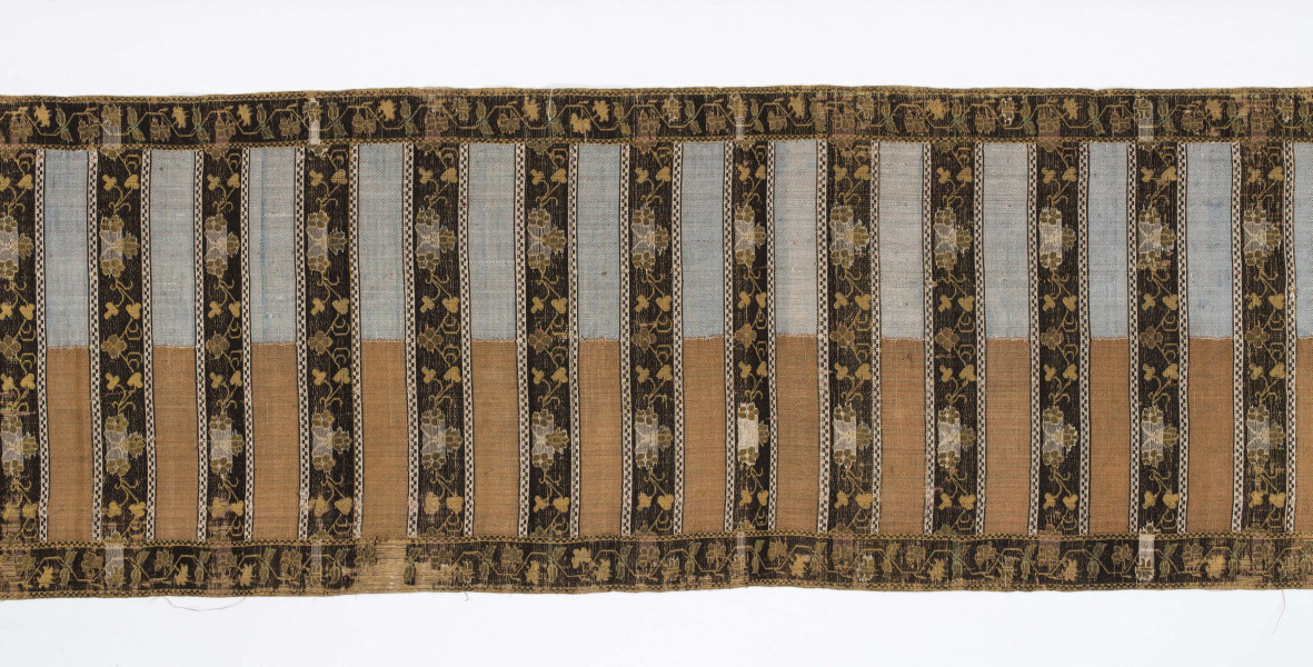 Pas kontuszowy czterostronny.
Ornament:
głowy- dwa motywy ukwiecinych łodyg umieszczonych w wazonach przypominajacych palmety- stylizowane , silna geometryzacja motywów. 
wciąż pasa- poprzeczne pólka z motywem wici kwiatowej i rzuty rozetek, na przemian
obrzeżenia- pionowe z motywem zgeometryzowanej wici kwiatowej poziome- jak w  pólkach 
kolor:pr. -  tło głów i pólek z wicią i obrzeżeń  żółte gładkie pólka w połowie różowe  w połowie różowe, wić brązowa kwiaty niebieskie, łososiowe i żółte
l. tło brązowe wzór słomkowy
Frendzla doszyta słomkowa.
