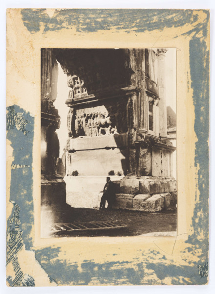 Fotografia Stefana Żeromskiego pod Łukiem Tytusa.