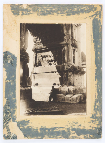 Fotografia Stefana Żeromskiego pod Łukiem Tytusa.