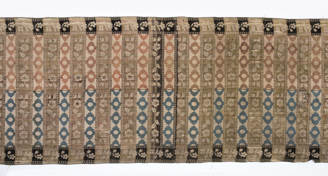 Pas kontuszowy jedwabny, czterostronny
Ornament:
Głowy:dwa  motywy bukietów  w stylizowanych wazonach  o wywiniętych na zewnątrz brzegach.Wazon ustawiony na kratownicy z wisiorami. 
Wciąż: pólka z motywem gałazek kwiatowych i w szelążki- na przemian.
Obrzeżenie:  drobny wzór gałązki kwiatowej
Frędzla jedwabna 
Sygnowany w dolnych rogach F
                                           S 