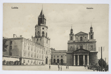 Pocztówka - Katedra i Wieża Trynitarska w Lublinie (ujęcie w poziomie).
AWERS: Widok frontu Katedry oraz skrzydła dawnych zabudowań kolegium jezuickiego z Wieżą Trynitarską. Ujęcie od strony placu katedralnego. Widoczni przechodnie. Po prawej stronie świątyni zejście na ulicę Królewską. U góry nadrukiem w kolorze czarnym napisy informacyjne.
REWERS: Czarna linatura. Wyznaczone pole na adres i korespondencje oraz znaczek pocztowy. Nadruki w kolorze czarnym z informacjami o nakładcy oraz wydawcy. Napisy w języku polskim, rosyjskim i francuskim. Brak korespondencji oraz śladów obiegu pocztowego.

