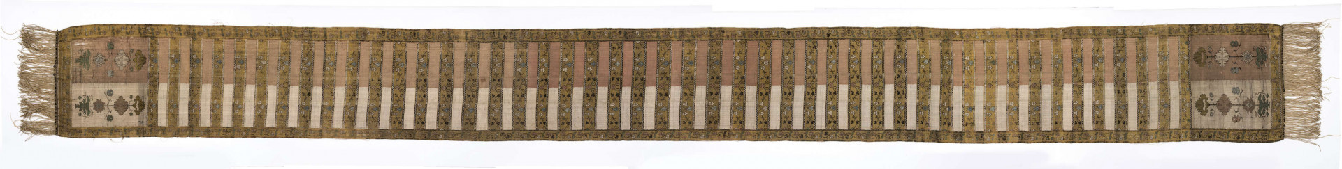 Pas kontuszowy czterostronny.
Ornament:
głowy- dwa motywy ukwiecinych łodyg umieszczonych w wazonach przypominajacych palmety- stylizowane , silna geometryzacja motywów. 
wciąż pasa- poprzeczne pólka z motywem wici kwiatowej i rzuty rozetek, na przemian
obrzeżenia- pionowe z motywem zgeometryzowanej wici kwiatowej poziome- jak w  pólkach 
kolor:pr. -  tło głów i pólek z wicią i obrzeżeń  żółte gładkie pólka w połowie różowe  w połowie różowe, wić brązowa kwiaty niebieskie, łososiowe i żółte
l. tło brązowe wzór słomkowy
Frendzla doszyta słomkowa.
