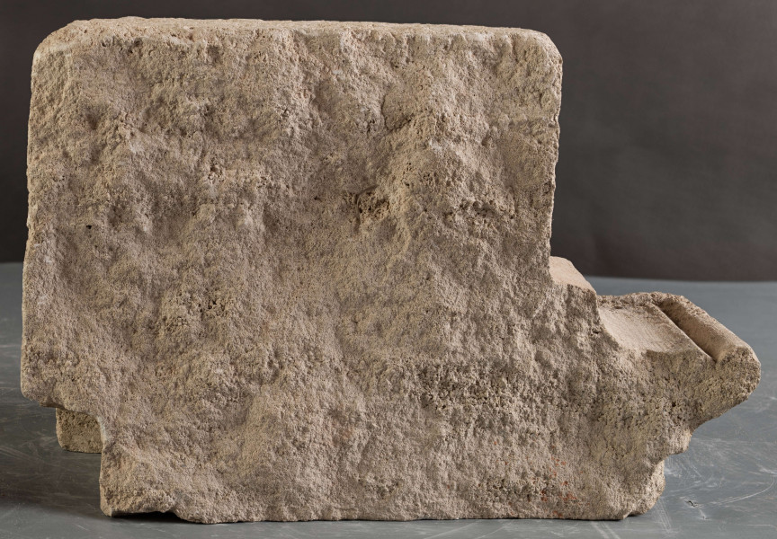 W zachowanym relikcie renesansowego obramienia okiennego można dostrzec formy wskazujące na wysokiej klasy warsztat kamieniarski, powiązany stylistycznie z produkcją warsztatów krakowskich.