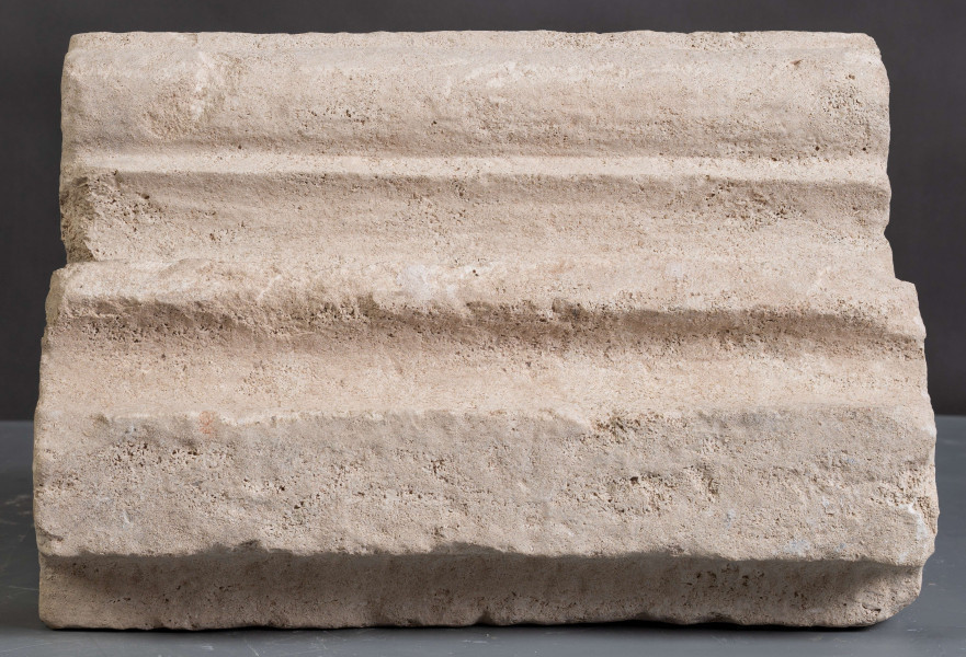   Fragment kamieniarki architektonicznej, ościeża profilowane złożone z półwałków. 