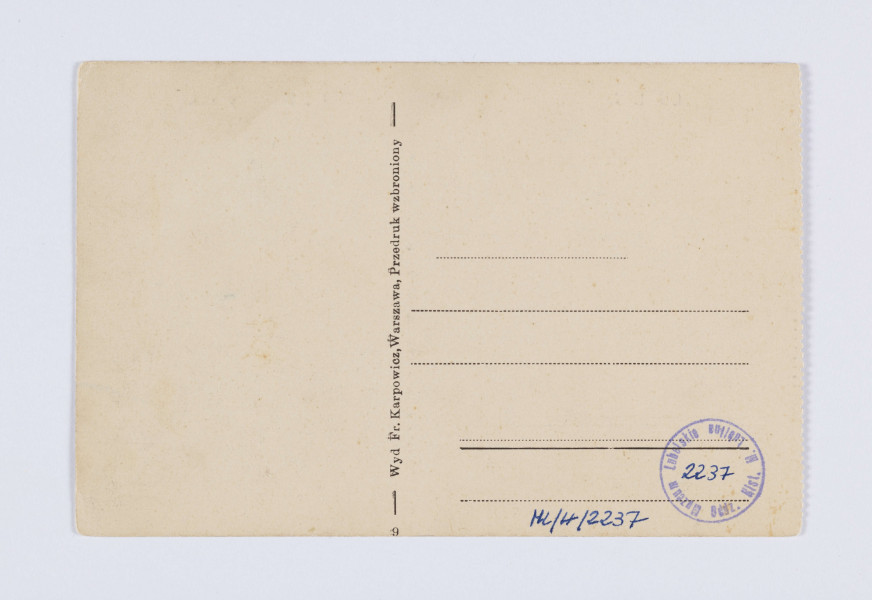 ML/H/2237 - Pocztówka barwna z widokiem dawnego Pałacu Sobieskich przy ul. Bernardyńskiej w Lublinie. AWERS: Na pierwszym planie brukowana ulica, chodnik z kilkoma przechodniami oraz cztery drzewka liściaste z koroną przyciętą do kształtu zbliżonego do kuli. Po lewej stronie piętrowa kamienica. Na parterze sklep z szyldem z napisami w językach polskim i rosyjskim. Gmach pałacu zwieńczonego eklektyczną wieżą. Do ogrodzenia otaczającego pałac przylega parterowy budynek z dwoma oknami i drzwiami. Nad zabudowaniami niebieskie niebo z białymi chmurami i napisy z tytułem pocztówki. 
REWERS: Linatura w kolorze czarnym. Wyznaczone pole na korespondencję i adres. Pośrodku w pionie nadruk z informacją o wydawcy. Brak śladów obiegu pocztowego.