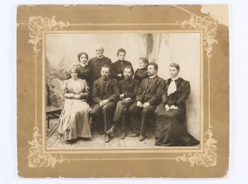 Zdjęcie grupowe zarządu Towarzystwa Oświatowego 