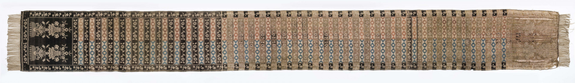 Pas kontuszowy jedwabny, czterostronny
Ornament:
Głowy:dwa  motywy bukietów  w stylizowanych wazonach  o wywiniętych na zewnątrz brzegach.Wazon ustawiony na kratownicy z wisiorami. 
Wciąż: pólka z motywem gałazek kwiatowych i w szelążki- na przemian.
Obrzeżenie:  drobny wzór gałązki kwiatowej
Frędzla jedwabna 
Sygnowany w dolnych rogach F
                                           S 