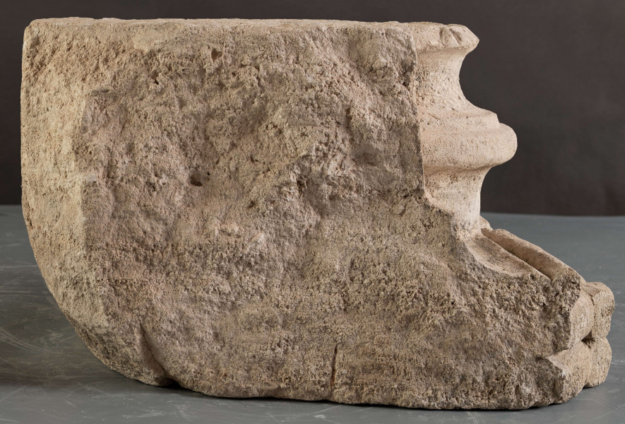 W zachowanym relikcie renesansowego obramienia okiennego można dostrzec formy wskazujące na wysokiej klasy warsztat kamieniarski, powiązany stylistycznie z produkcją warsztatów krakowskich.