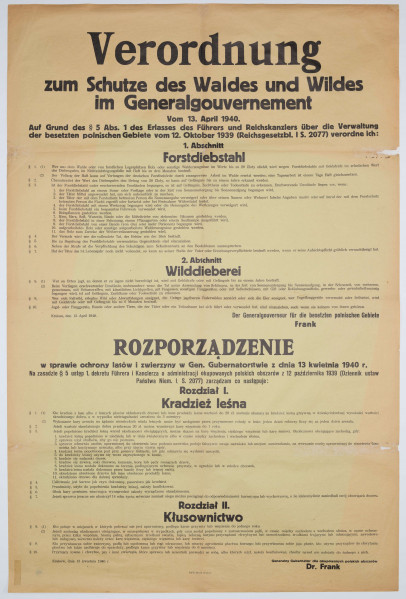 Rozporządzenie w sprawie ochrony lasów i zwierzyny w Generalnym Gubernatorstwie. Podpisane przez generalnego gubernatora Hansa Franka. Afisz drukowany na zielonkawym papierze. Tekst dwujęzyczny (po niemiecku i po polsku).