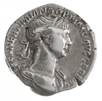 N/11363/ML - Av. Popiersie cesarza w prawo, prawe ramię drapowane. W otoku, od lewej: [IMP CA]ES NER TRAIANO OPTIMO AVG GER DAC

Rw. Virtus stojący w prawo, trzymający włócznię w prawej i parazonium w lewej dłoni. W otoku, od lewej: P M TR [P COS] V[I] P P S P Q [R]

