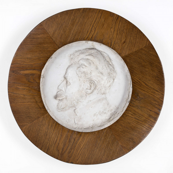 Płaskorzeźba gipsowa w owalnej, drewnianej ramie.