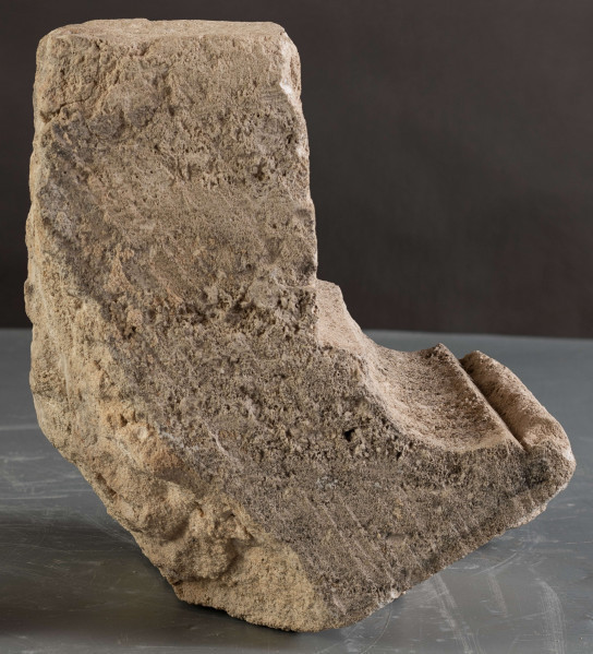 W zachowanym relikcie renesansowego obramienia okiennego można dostrzec formy wskazujące na wysokiej klasy warsztat kamieniarski, powiązany stylistycznie z produkcją warsztatów krakowskich.