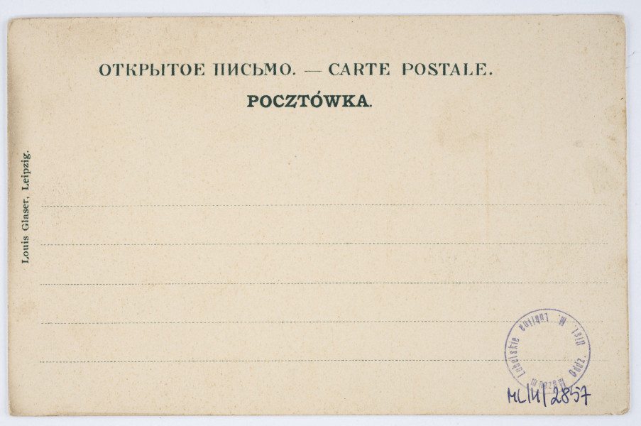 Pocztówka w sepii z widokiem dworca kolejowego w Lublinie od strony torowiska i peronu. 
AWERS: Po lewej stronie, przy torowisku, postać mężczyzny w czapce i płaszczu. Na prawo od gmachu dworca, wzdłuż torowiska, drewniany płot. Za nim liściaste drzewo. Częściowo pod zadaszeniem peronu grupa osób zwrócona w kierunku widza. Pod fotografią, po lewej stronie, nadruk z tytułem i pozdrowieniem dla potencjalnego odbiorcy. Przy dolnej krawędzi pocztówki od lewego rogu drukiem informacja o wydawcy. 
REWERS: Linatura w kolorze czarnym. Wyznaczone pole na korespondencję. U góry nadruk w językach rosyjskim, francuskim i polskim. Wzdłuż lewej krawędzi nazwa wydawcy. Brak śladów obiegu pocztowego.