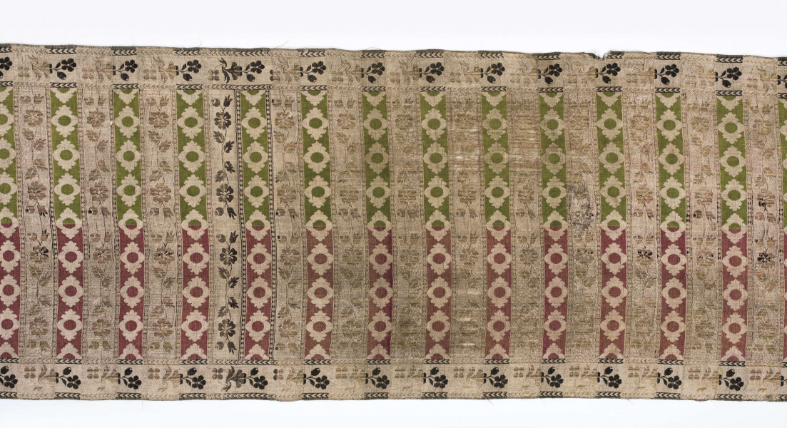 Pas kontuszowy jedwabny, czterostronny
Ornament:
Głowy:dwa  motywy bukietów  w stylizowanych wazonach  o wywiniętych na zewnątrz brzegach.Wazon ustawiony na kratownicy z wisiorami. 
Wciąż: pólka z motywem gałazek kwiatowych i w szelążki- na przemian.
Obrzeżenie:  drobny wzór gałązki kwiatowej
Frędzla jedwabna 
Sygnowany w dolnych rogach F
                                           S 