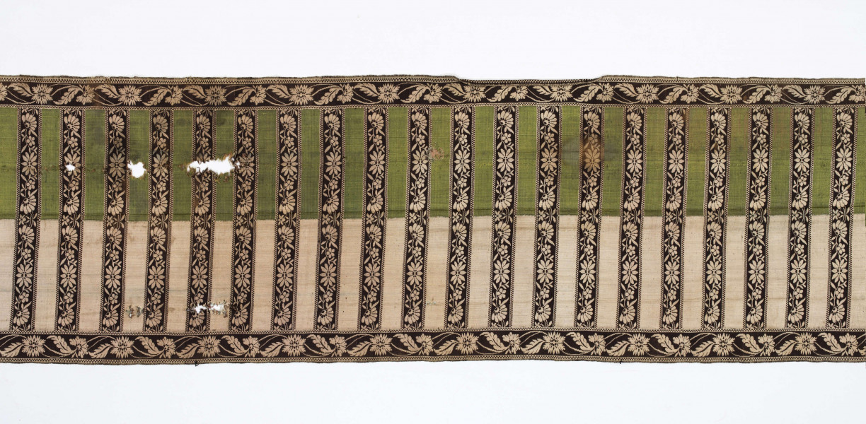 Pas kontuszowy czterostronny
Ornament
Głowy- motyw dwóch drzewek, których koronę stanowi owalna rozeta otoczona listkami, rozeta i listki wypełnione małymi kwiatkami. Drzewko wyrasta z lekko pofalowanego gruntu po bokach dwa małe krzaczki kwiatowe. 
Wciąż- pasa w poprzeczne pólka na przemian gładkie i z motywem wici kwiatowej.
Obrzeżenia- pionowe z motywem wici złożonej z kwiatów i listków palmowych, poziome jak w  pólkach.
Kolory: karmazynowy, błękitny, zielony, kremowy i brązowy
Pas sygnowany- w głowach tkany napis: S Filsjean Wkobyłce
Krótsze boki z doszytą długą frendzlą