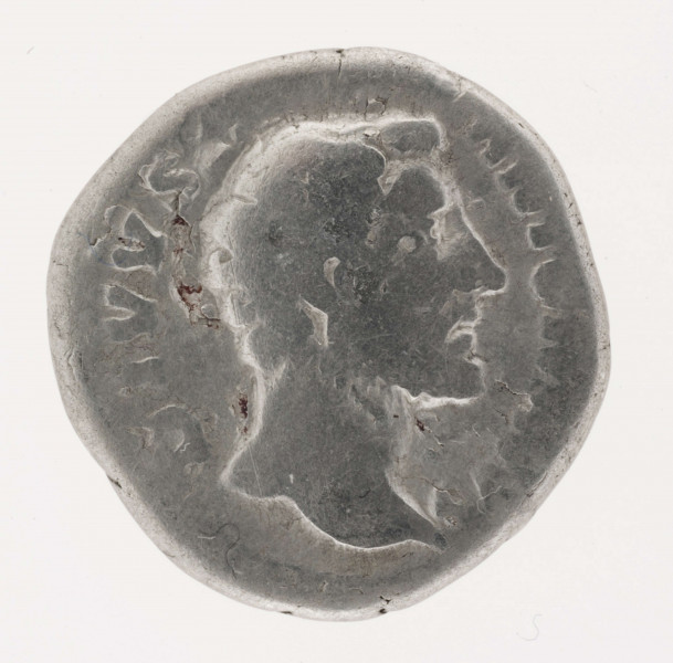 AV. Głowa Antoninusa Piusa w profilu w prawo. W otoku napis:
DIVVS ANTONINVS

RV. Ołtarz. W otoku napis: DI - [VO]P - IO