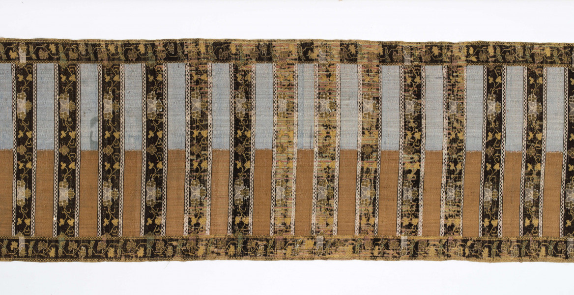 Pas kontuszowy czterostronny.
Ornament:
głowy- dwa motywy ukwiecinych łodyg umieszczonych w wazonach przypominajacych palmety- stylizowane , silna geometryzacja motywów. 
wciąż pasa- poprzeczne pólka z motywem wici kwiatowej i rzuty rozetek, na przemian
obrzeżenia- pionowe z motywem zgeometryzowanej wici kwiatowej poziome- jak w  pólkach 
kolor:pr. -  tło głów i pólek z wicią i obrzeżeń  żółte gładkie pólka w połowie różowe  w połowie różowe, wić brązowa kwiaty niebieskie, łososiowe i żółte
l. tło brązowe wzór słomkowy
Frendzla doszyta słomkowa.
