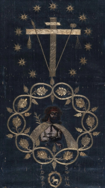 Tkanina liturgiczna, antymis (?), gremiał(?), prawdopodobnie używana w czasie postu.
Tkanina w kształcie prostokata z haftem złoconą, srebrną nicią na granatowym tle jedwabnej tkaniny. Haft linearny wzór ornamentu symetryczny względem osi  pionowj i poziomej. Na osi pionowej, w polu środkowym przedstawione są dwa medaliony.
Górny: arma christi- krzyż z opartymi o ramiona krzyża włócznią i gąbką na brzegach zawieszone są bicze( flagellum) i rózgi ( ferula). Dookoła znajduje sie trzynaście ośmioramiennych gwiazd. Dolny medalion utworzony jest z wyhaftowanej wici roślinnej w środku widnieje namalowana półpostać Chrystusa w typie Ecce Homo w koronie cierniowej na głowie w haftowanym płaszczu z trzciną w ręku. W narożnikach pola środkowego cztery herby; lewy górny narożnik herb Lubicz-podkowa, 
prawy górny narożnik herb Topór,
lewy, dolny narożnik herb Dołęga- podkowa- nad nią krzyż,
prawy dolny narożnik herb niezidentyfikowany przedstawiający baranka, kozła lub jelenia. Tkanina otoczona jest bordiurą z ornamentem roślinnym rozetkami liścmi i drobnymi kwiatkami. Tkanina obszyta dookoła złota koronką klockową.
 