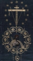Tkanina liturgiczna, antymis (?), gremiał(?), prawdopodobnie używana w czasie postu.
Tkanina w kształcie prostokata z haftem złoconą, srebrną nicią na granatowym tle jedwabnej tkaniny. Haft linearny wzór ornamentu symetryczny względem osi  pionowj i poziomej. Na osi pionowej, w polu środkowym przedstawione są dwa medaliony.
Górny: arma christi- krzyż z opartymi o ramiona krzyża włócznią i gąbką na brzegach zawieszone są bicze( flagellum) i rózgi ( ferula). Dookoła znajduje sie trzynaście ośmioramiennych gwiazd. Dolny medalion utworzony jest z wyhaftowanej wici roślinnej w środku widnieje namalowana półpostać Chrystusa w typie Ecce Homo w koronie cierniowej na głowie w haftowanym płaszczu z trzciną w ręku. W narożnikach pola środkowego cztery herby; lewy górny narożnik herb Lubicz-podkowa, 
prawy górny narożnik herb Topór,
lewy, dolny narożnik herb Dołęga- podkowa- nad nią krzyż,
prawy dolny narożnik herb niezidentyfikowany przedstawiający baranka, kozła lub jelenia. Tkanina otoczona jest bordiurą z ornamentem roślinnym rozetkami liścmi i drobnymi kwiatkami. Tkanina obszyta dookoła złota koronką klockową.
 