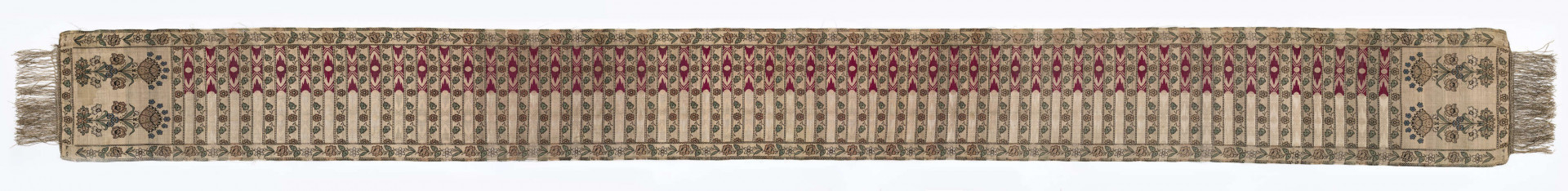 Pas kontuszowy czterostronny
Ornament: 
głowy - dwa motywy krzaczków kwiatowych wyrastających z liściastej rozety
środek - poprzeczne pólka na przemian z motywami wici kwiatowej i wydłużonych rombów z szelążkami
obrzeżenia - pionowe z motywami gałązek z kawiatami i liśćmi; poziome - motywy wici kwiatowej jak w pólkach
obwódki - w szachownicę, romby i groszki
Koloryt:
pr. - tło słomkowe, ornament różowy, biały, zielony, błękitny, jaznobrązowy
l. - tło czarne, jedynie w pólkach z rombamiw połowie błękitne, w połowie oliwkowozłote, ornament słomkowy
W narożnikach głów wytkana sygnatura: F/S (leżące)
Frędzla doszyta jedwabna, pleciona z nici kremowych z dodatkiem czarnych
