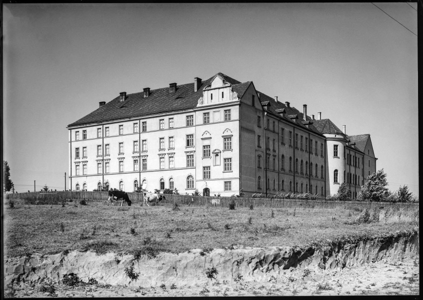 Fotografia czarnobiała z widokiem gmachu Wydziału Teologicznego Towarzystwa Jezusowego 