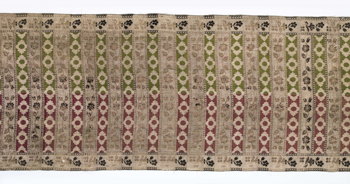 Pas kontuszowy jedwabny, czterostronny
Ornament:
Głowy:dwa  motywy bukietów  w stylizowanych wazonach  o wywiniętych na zewnątrz brzegach.Wazon ustawiony na kratownicy z wisiorami. 
Wciąż: pólka z motywem gałazek kwiatowych i w szelążki- na przemian.
Obrzeżenie:  drobny wzór gałązki kwiatowej
Frędzla jedwabna 
Sygnowany w dolnych rogach F
                                           S 