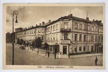 Pocztówka w sepii z widokiem kamienicy mieszczącej cukiernię i kawiarnię rodziny Semadeni w Lublinie. 
AWERS: Na pierwszym planie skrzyżowanie ulic Krakowskie Przedmieście i Staszica. Na chodniku przed wejściem do kawiarni kilku mężczyzn zwróconych do widza. Po lewej stronie lampa uliczna w typie pastorałki. Przy ulicy pierzeje kamienic mieszczących kawiarnię i Hotel Europejski. Pośrodku narożnik kamienicy z wejściem do kawiarni i szyldem reklamowym przytwierdzonym do balustrady balkonu na pierwszym piętrze. Do południowej pierzei, na całą szerokość parteru, dobudowana do kamienicy oranżeria z ażurowymi dekoracjami i zadaszeniem (ob. nieistniejąca). Na wysokości hotelu przy chodniku zaparkowane auto. Wzdłuż ulicy Krakowskie Przedmieście alejka drzewek różnej wielkości (najwyższe do wysokości pierwszego piętra). Przy dolnej krawędzi napis dotyczący jubileuszu 100-lecia założenia cukierni.
REWERS: Linatura w kolorze czarnym. Wyznaczone pole na korespondencję i adres. U góry w polu tekstowym nadruk z informacją o wydawcy. Brak śladów obiegu pocztowego.