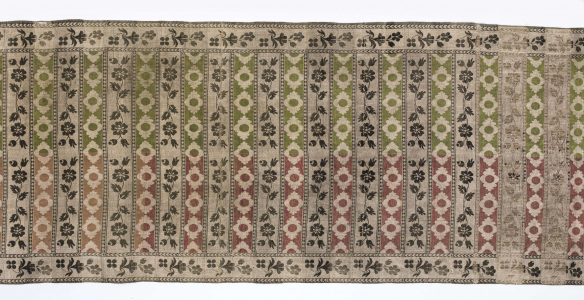 Pas kontuszowy jedwabny, czterostronny
Ornament:
Głowy:dwa  motywy bukietów  w stylizowanych wazonach  o wywiniętych na zewnątrz brzegach.Wazon ustawiony na kratownicy z wisiorami. 
Wciąż: pólka z motywem gałazek kwiatowych i w szelążki- na przemian.
Obrzeżenie:  drobny wzór gałązki kwiatowej
Frędzla jedwabna 
Sygnowany w dolnych rogach F
                                           S 