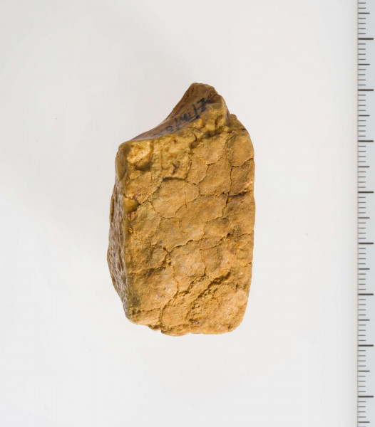 Surowiec bursztynowy, wstępnie obrobiony o kształcie sześcianu.